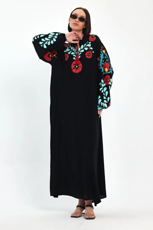 Maxi Boy Siyah Hakim Yaka Nakış İşlemeli Uzun Boy Dokuma Elbise BCVL-241049