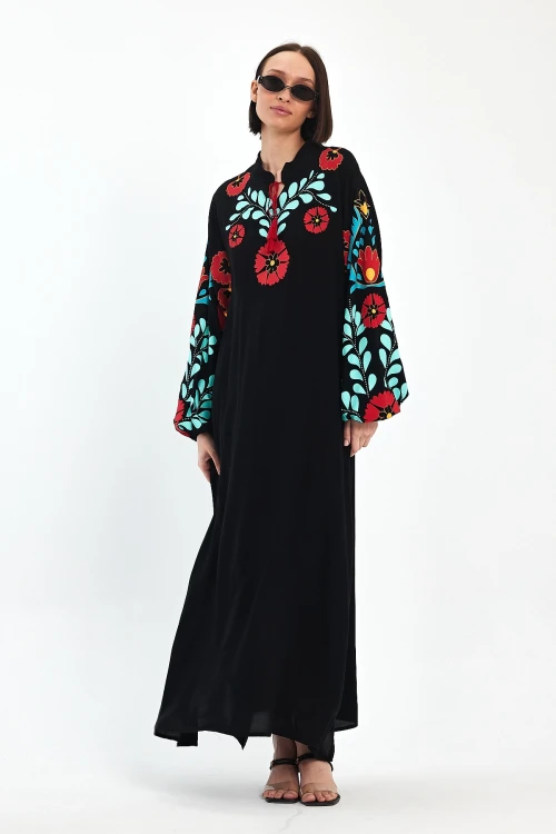 Maxi Boy Siyah Hakim Yaka Nakış İşlemeli Uzun Boy Dokuma Elbise BCVL-241049