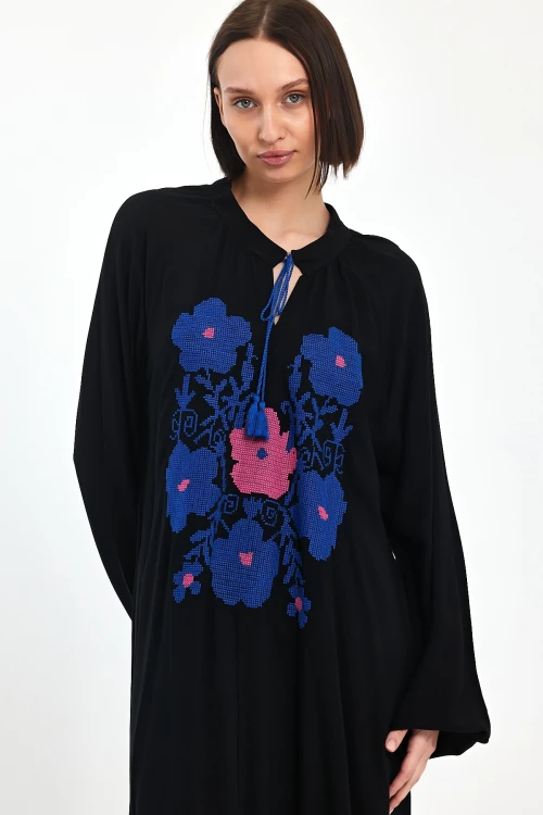 Siyah Hakim Yaka Nakış İşlemeli Uzun Boy Dokuma Elbise