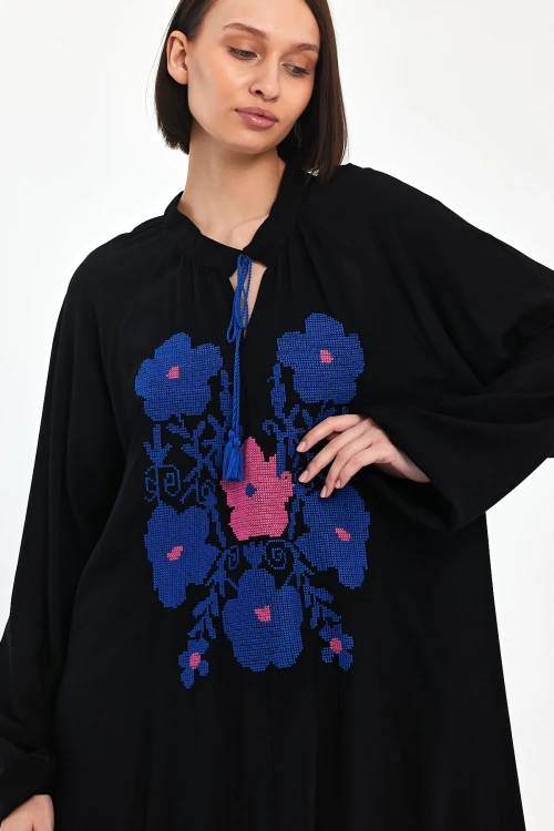 Siyah Hakim Yaka Nakış İşlemeli Uzun Boy Dokuma Elbise