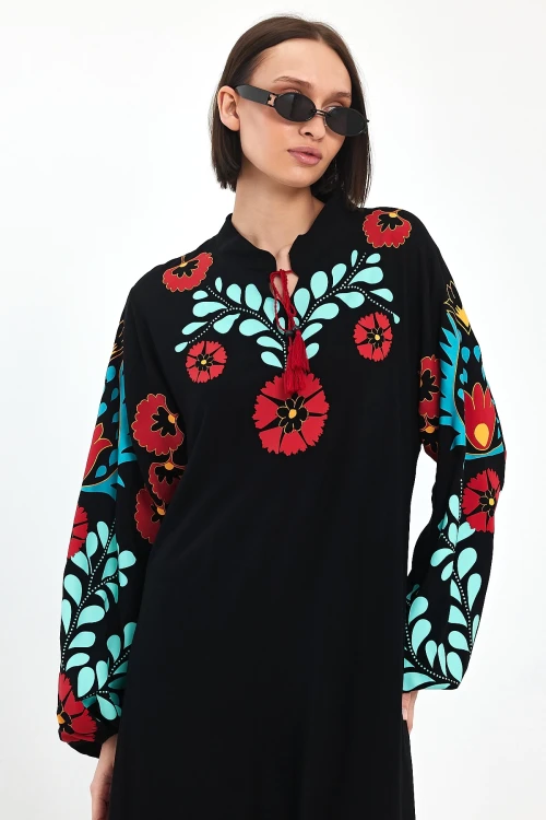 Maxi Boy Siyah Hakim Yaka Nakış İşlemeli Uzun Boy Dokuma Elbise BCVL-241049