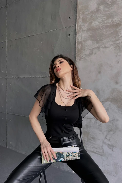 Siyah Kare Yaka Düğme Detaylı Kolları Şifon Pamuklu Bluz BCDF-241046