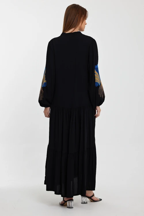 Maxi Boy Siyah Nakış İşlemeli Kat Kat Volanlı Düğme Detaylı Dokuma Elbise BCVL-24942