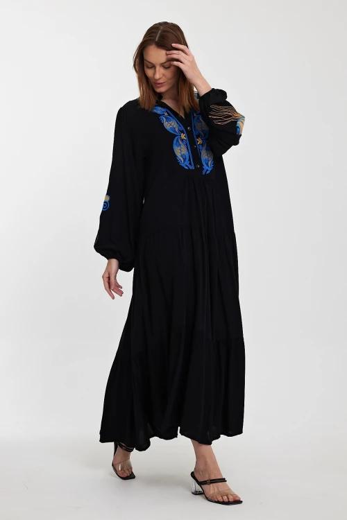 Maxi Boy Siyah Nakış İşlemeli Kat Kat Volanlı Düğme Detaylı Dokuma Elbise BCVL-24942
