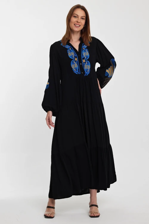 Maxi Boy Siyah Nakış İşlemeli Kat Kat Volanlı Düğme Detaylı Dokuma Elbise BCVL-24942