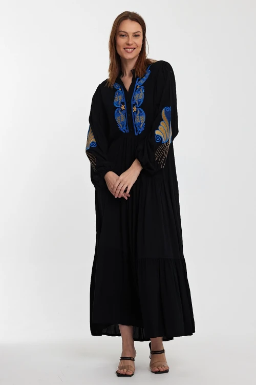 Maxi Boy Siyah Nakış İşlemeli Kat Kat Volanlı Düğme Detaylı Dokuma Elbise BCVL-24942