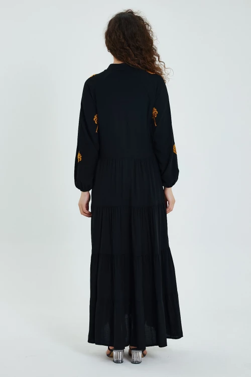 Maxi Boy Siyah V Yaka Yakası Bağlamalı Nakış İşlemeli Uzun Boy Dokuma Elbise BCVL-24925