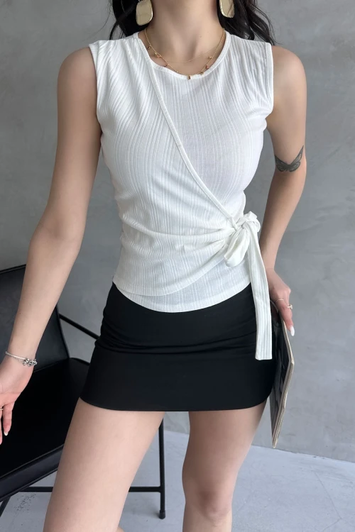 Beyaz Askılı Önü Kruvaze Bağlamalı Bluz BCDF-252180