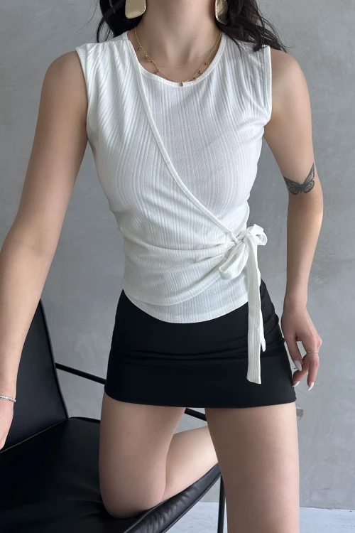 Beyaz Askılı Önü Kruvaze Bağlamalı Bluz BCDF-252180