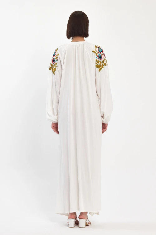 Maxi Boy Beyaz Bağcıklı Nakış İşlemeli Uzun Boy Dokuma Elbise BCVL-24939