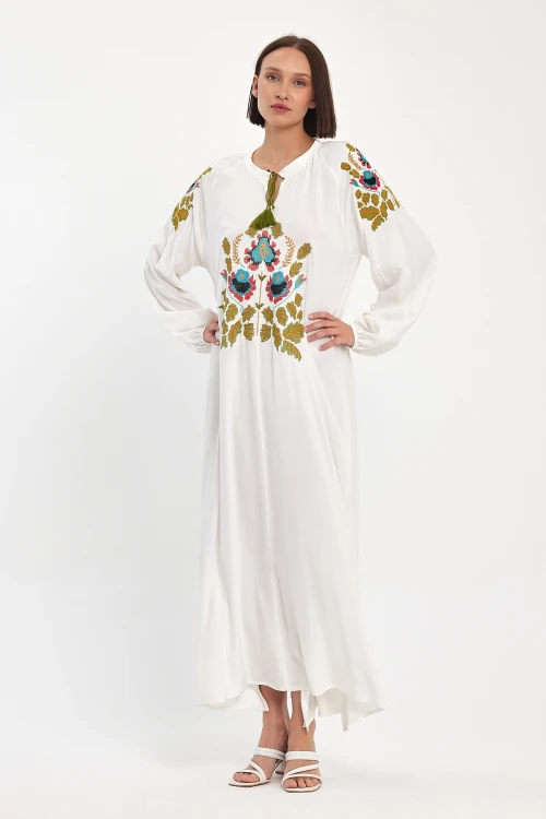 Maxi Boy Beyaz Bağcıklı Nakış İşlemeli Uzun Boy Dokuma Elbise BCVL-24939