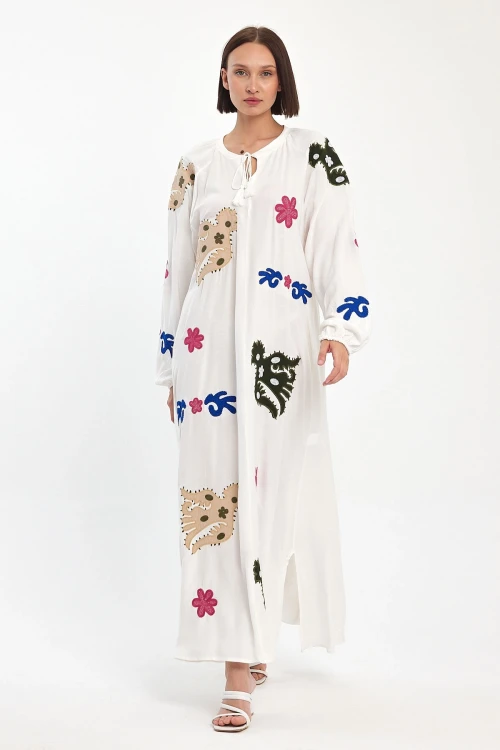 Beyaz Hakim Yaka Nakış İşlemeli Uzun Dokuma Elbise