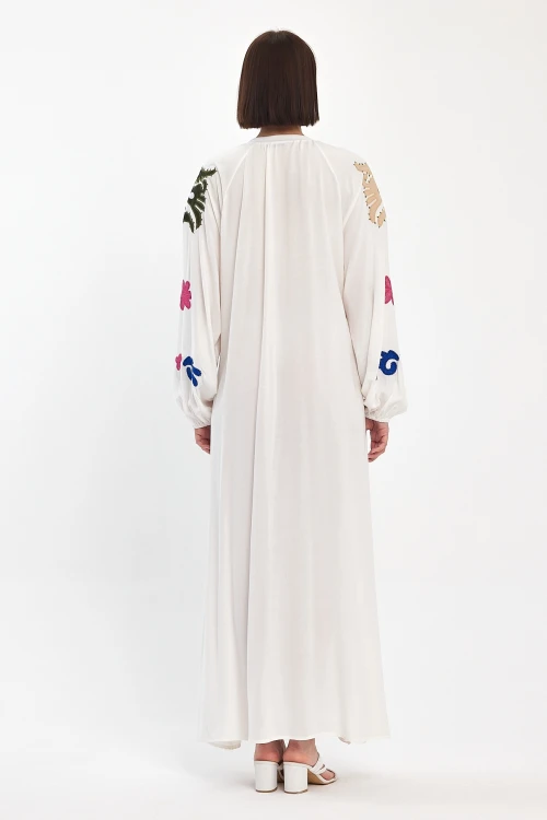 Beyaz Hakim Yaka Nakış İşlemeli Uzun Dokuma Elbise