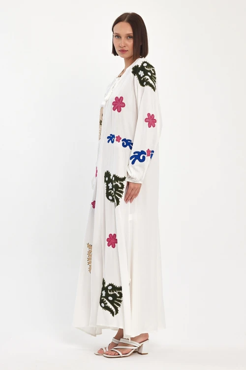 Beyaz Hakim Yaka Nakış İşlemeli Uzun Dokuma Elbise