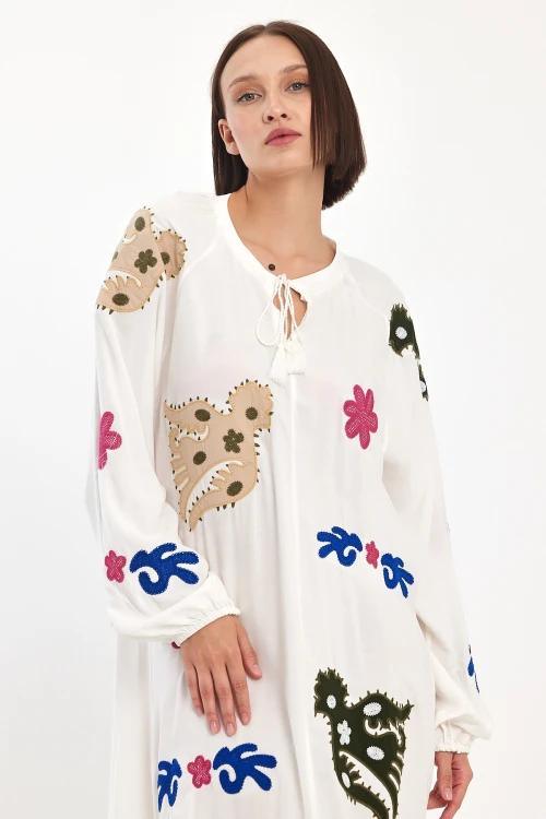 Beyaz Hakim Yaka Nakış İşlemeli Uzun Dokuma Elbise