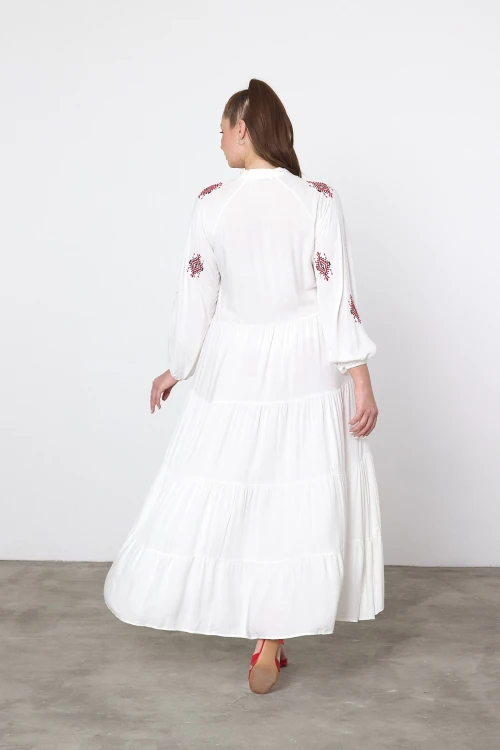 Maxi Boy Beyaz Nakış İşlemeli Dokuma Viscon Elbise BCVL-25917