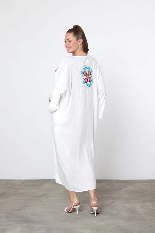 Beyaz Nakış İşlemeli Maxi Boy Dokuma Viscon Elbise