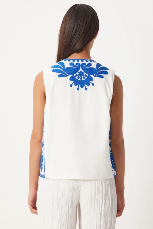 Kadın Beyaz-Mavi Nakış Detaylı Keten Yelek BCEQ-252736