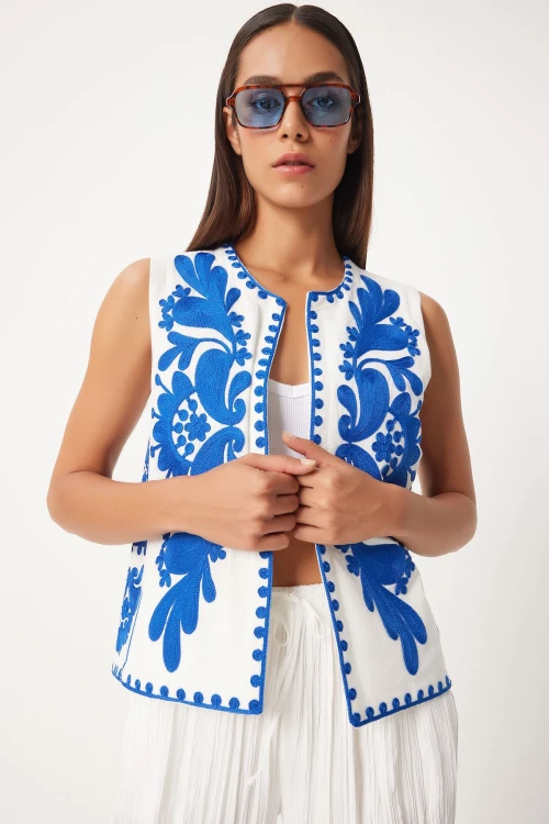 Kadın Beyaz-Mavi Nakış Detaylı Keten Yelek BCEQ-252736