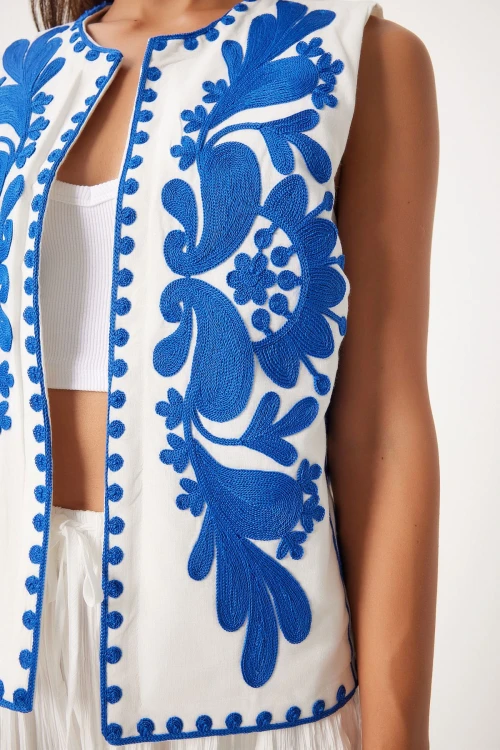 Kadın Beyaz-Mavi Nakış Detaylı Keten Yelek BCEQ-252736