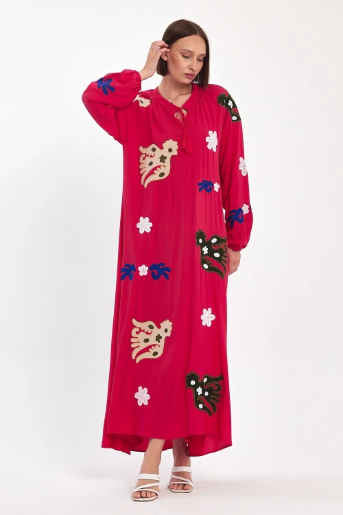 Maxi Boy Kırmızı Hakim Yaka Nakış İşlemeli Uzun Dokuma Elbise BCVL-24915