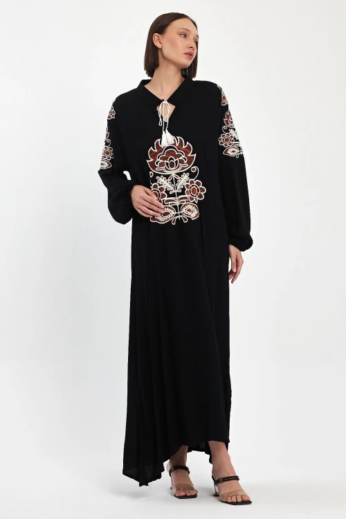Maxi Boy Siyah Bağcıklı Nakış İşlemeli Uzun Boy Dokuma Elbise BCVL-24940