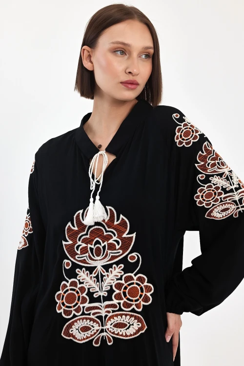 Maxi Boy Siyah Bağcıklı Nakış İşlemeli Uzun Boy Dokuma Elbise BCVL-24940