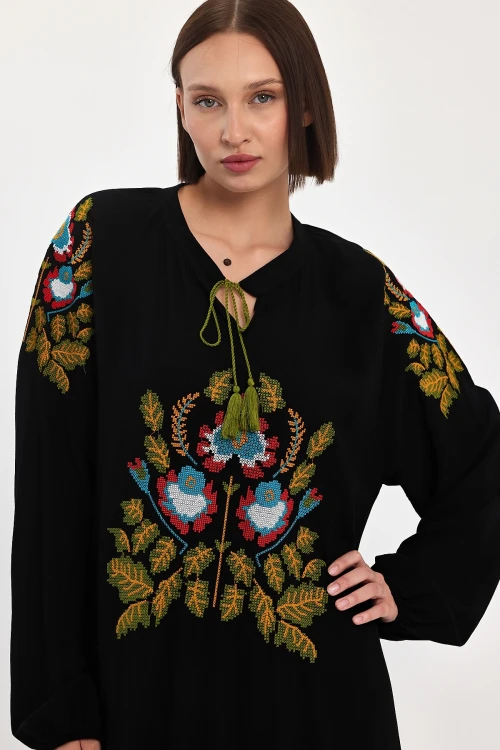 Maxi Boy Siyah Bağcıklı Nakış İşlemeli Uzun Boy Dokuma Elbise BCVL-24939