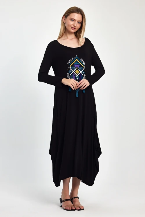 Maxi Boy Siyah Çift Cepli Uzun Kol Nakış İşlemeli Püsküllü Uzun Boy Elbise BCVL-241006