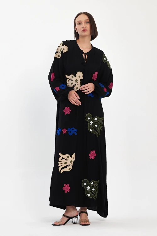 Maxi Boy Siyah Hakim Yaka Nakış İşlemeli Uzun Dokuma Elbise BCVL-24915