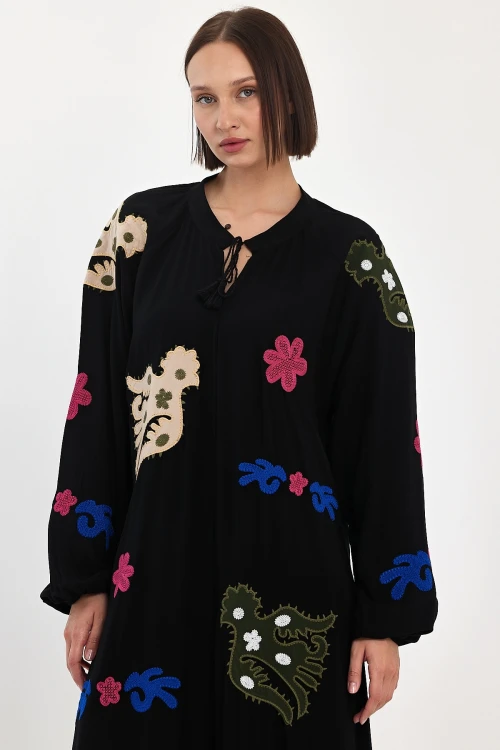 Maxi Boy Siyah Hakim Yaka Nakış İşlemeli Uzun Dokuma Elbise BCVL-24915