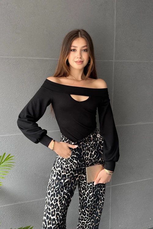 Siyah Kayık Yaka Dekolte Detaylı Kolu Manşetli Bluz BCDF-242110