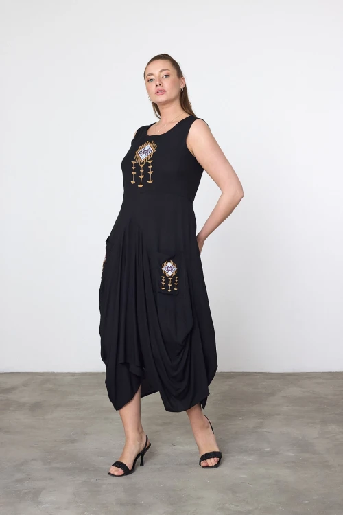 Maxi Boy Siyah Nakış İşlemeli Örme Viscon Elbise BCVL-25V035