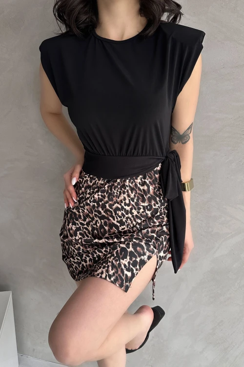 Siyah Omuzu Vatkalı Beli Kuşaklı Bluz BCDF-252160