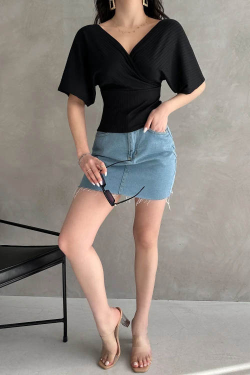 Siyah V Yaka Sırtı Çapraz Bantlı Fitilli Bluz 