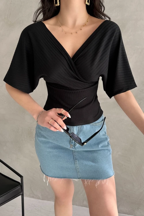 Siyah V Yaka Sırtı Çapraz Bantlı Fitilli Bluz 