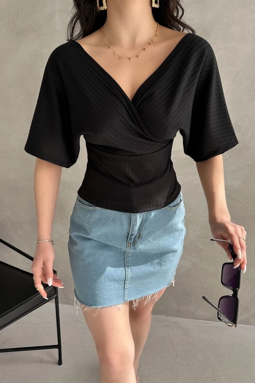 Siyah V Yaka Sırtı Çapraz Bantlı Fitilli Bluz 