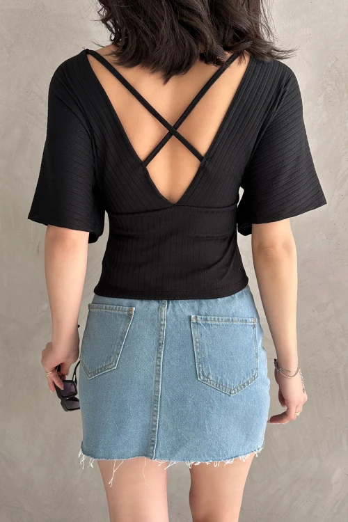 Siyah V Yaka Sırtı Çapraz Bantlı Fitilli Bluz 
