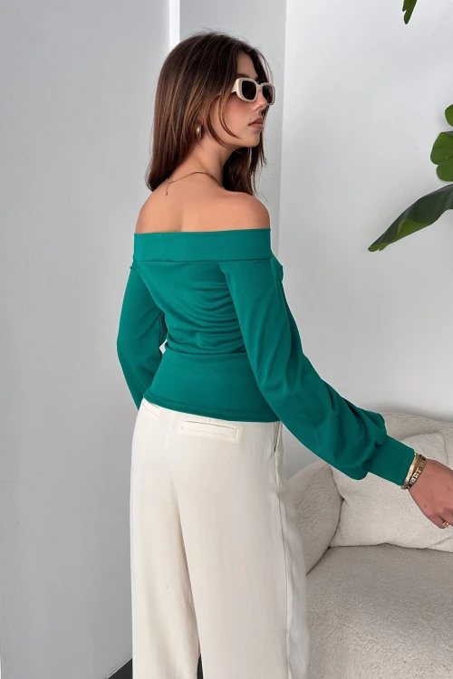 Yeşil Kayık Yaka Dekolte Detaylı Kolu Manşetli Bluz BCDF-242110
