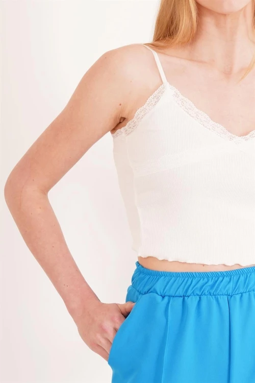 Beyaz Pamuklu Kaşkorse İp Askılı Dantelli Crop Bluz CO-2523254275