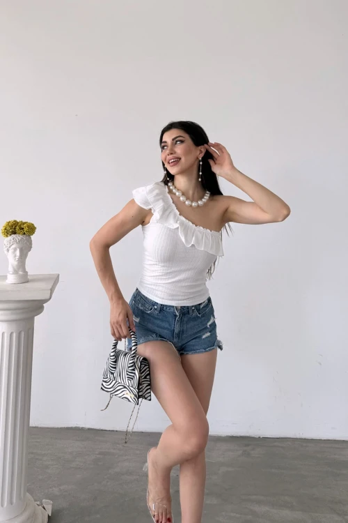 Beyaz Tek Omuz Fırıfır Detaylı Bluz BCDF-251088