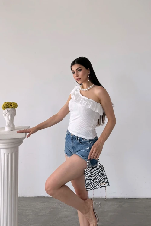 Beyaz Tek Omuz Fırıfır Detaylı Bluz BCDF-251088