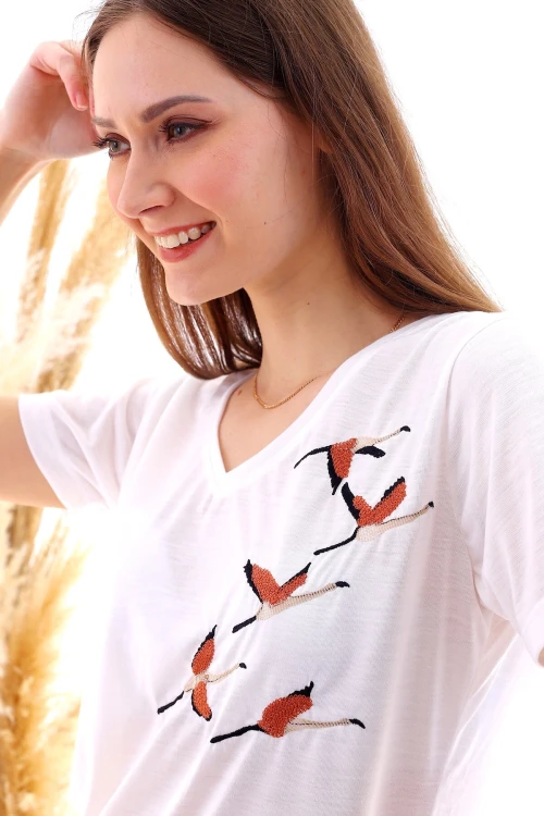 Ekru V Yaka Nakış İşlemeli Tişört CO-2520052935