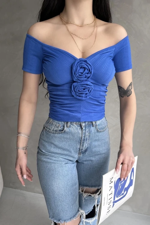 Saks Kayık Yaka Gül Detaylı Crop Bluz BCDF-252181