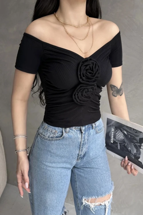 Siyah Kayık Yaka Gül Detaylı Crop Bluz BCDF-252181