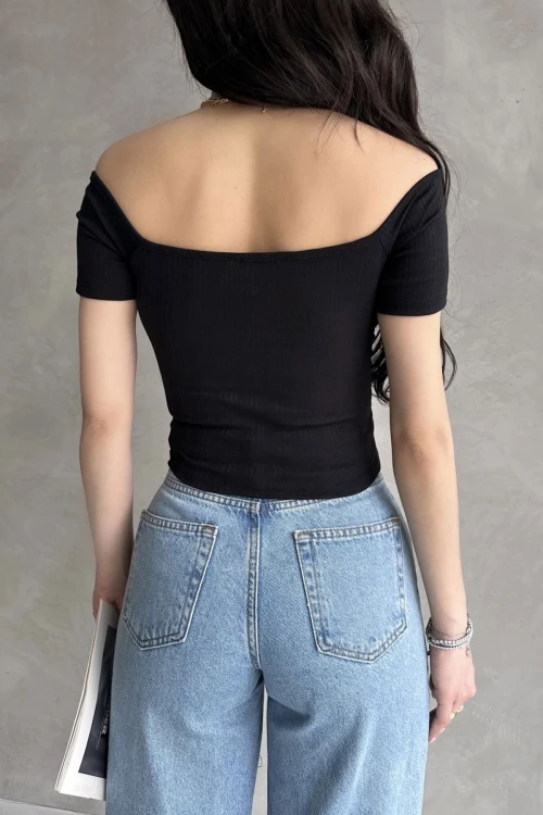 Siyah Kayık Yaka Gül Detaylı Crop Bluz BCDF-252181