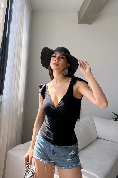 Siyah Kruvaze Yaka Omuzu Volanlı Bluz BCDF-251091