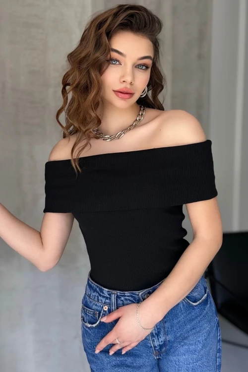 Siyah Madonna Yaka Örme Bluz BCOR-252457