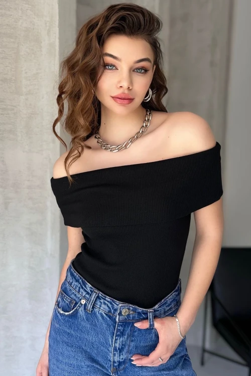 Siyah Madonna Yaka Örme Bluz BCOR-252457