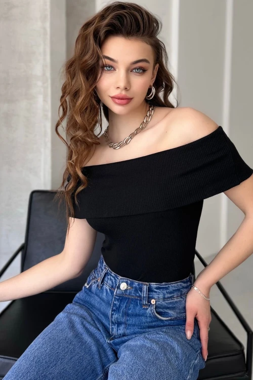 Siyah Madonna Yaka Örme Bluz BCOR-252457